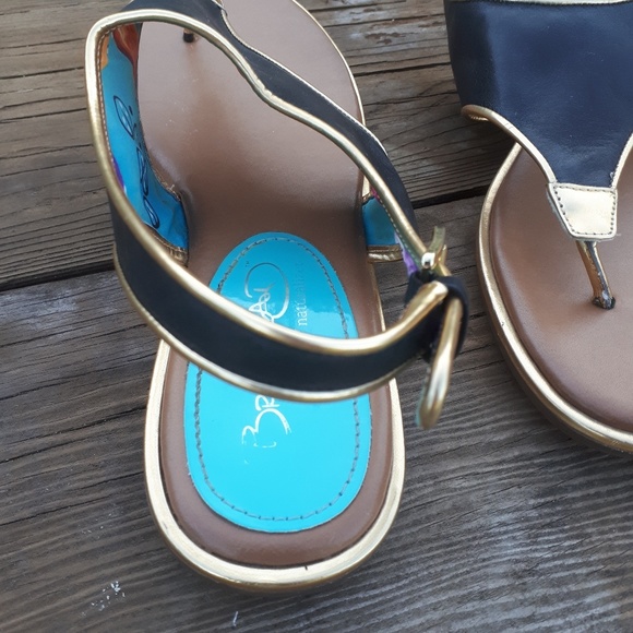 Naturalizer Flat Thong Sandals - Picture 4 of 8